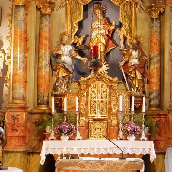 Blick auf den Altar in der Kirche in Posseck
