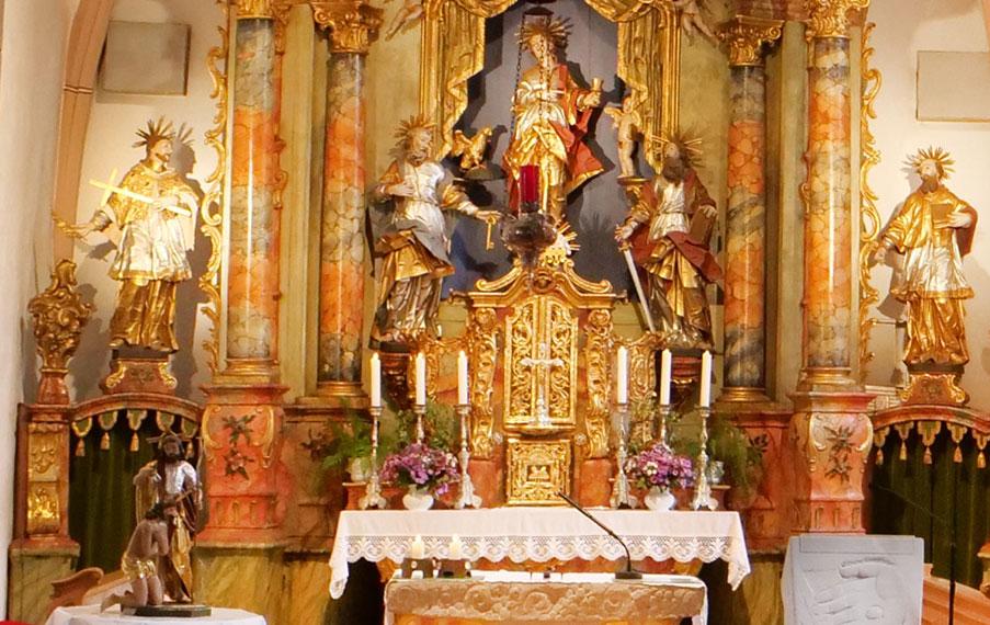 Blick auf den Altar in der Kirche in Posseck
