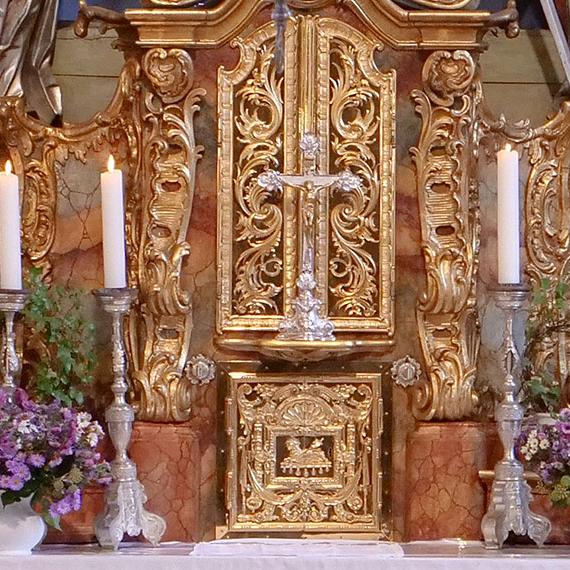 Blick auf den Hochaltar in der Kirche in Posseck