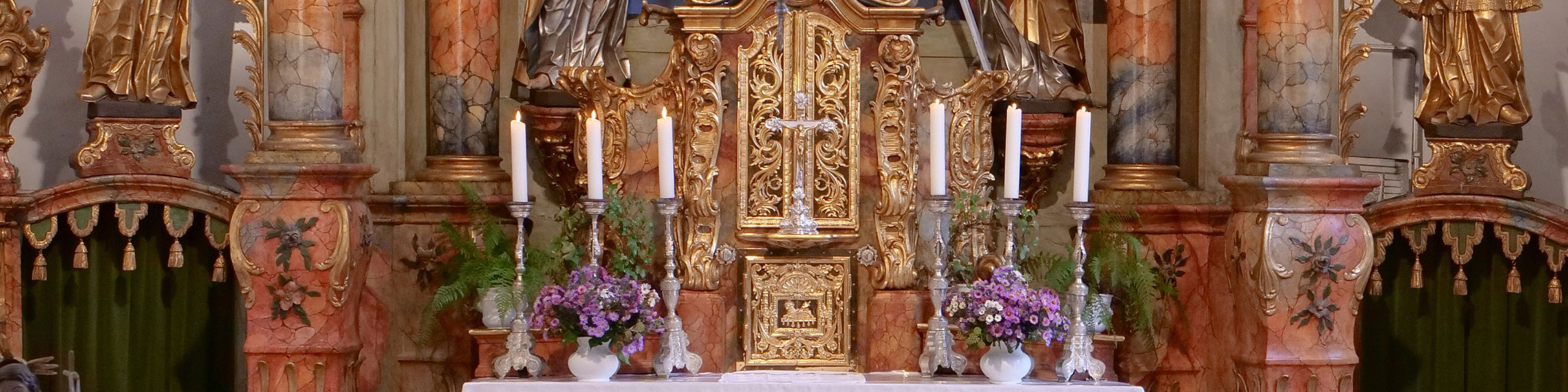 Blick auf den Hochaltar in der Kirche in Posseck