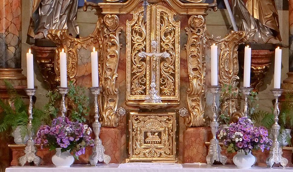 Blick auf den Hochaltar in der Kirche in Posseck