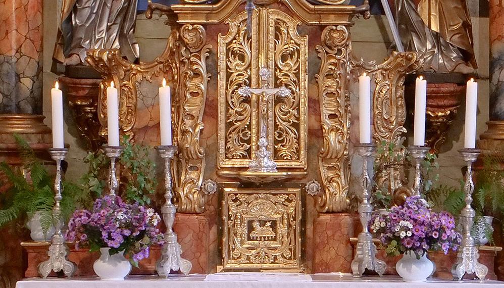 Blick auf den Hochaltar in der Kirche in Posseck