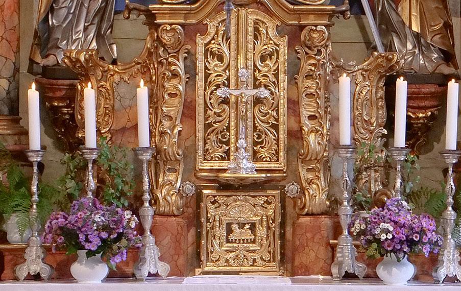 Blick auf den Hochaltar in der Kirche in Posseck